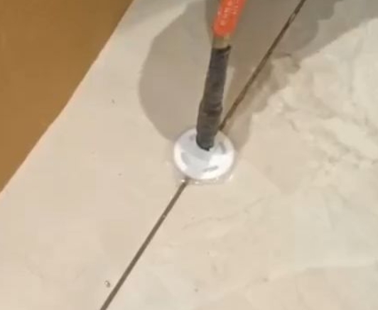 安吉瓷砖空鼓维修公司专业解答瓷砖在铺贴过程中，如果没有涂抹均匀到位的粘结材料（如水泥砂浆或瓷砖胶），可能会导致以下问题